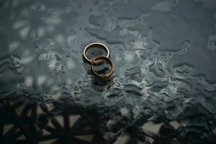 雨中交叠的情侣戒指