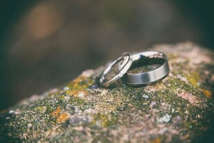 岩石上的情侣结婚戒指