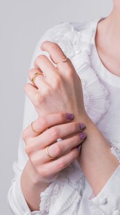 女性轻抚手腕