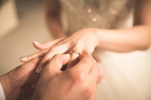 新人戴婚戒瞬间