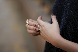 女性手部特写与精致戒指