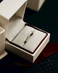 精致戒指置于精美盒中