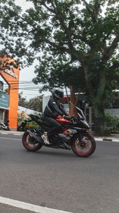 公路上的酷炫摩托车骑行