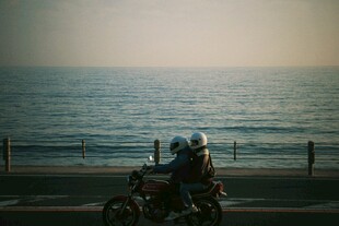 海边公路上的摩托车骑行