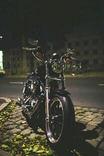 夜色中的复古摩托车