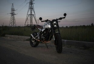 公路上的酷炫摩托车