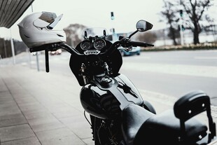 街头停放的复古风格摩托车