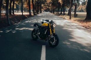 公路上的酷炫复古摩托车