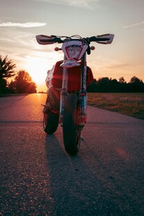 夕阳下的酷炫摩托车