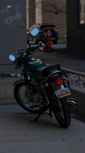复古摩托车停靠街边