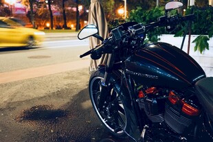 街头酷炫黑色摩托车