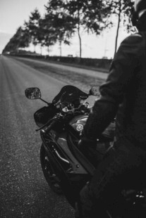 公路骑行背影
