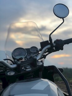 夕阳下的摩托车车头特写