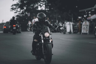骑行者在路上