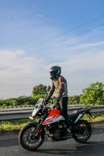 公路上的摩托车骑手