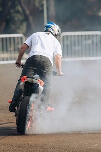 摩托车手赛场精彩漂移