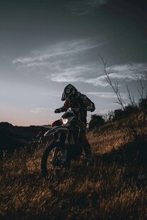 夕阳下的越野摩托骑手