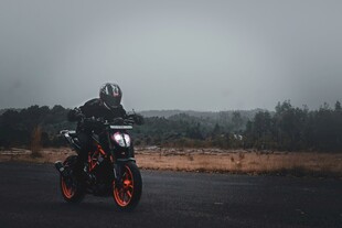 雨中骑行的摩托车手