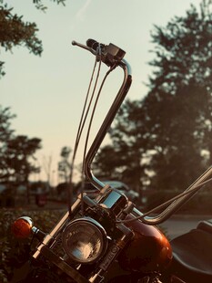 夕阳下的复古摩托车特写