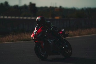 公路上疾驰的炫酷摩托车
