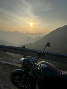 夕阳下的摩托车与壮丽山景