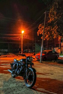 夜晚街头的酷炫摩托车