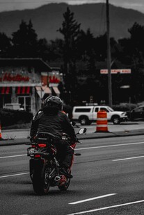 公路上的摩托车骑行者
