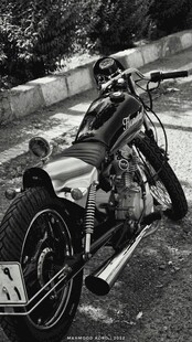 复古摩托车停靠在路边