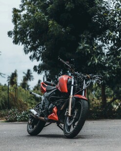 公路上的酷炫红色摩托车