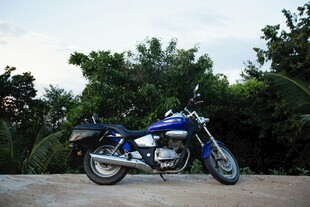 蓝色复古摩托车停于户外