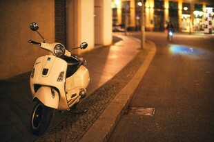 夜晚街边停放的复古摩托车