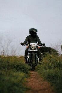 越野摩托骑手驰骋山间小道
