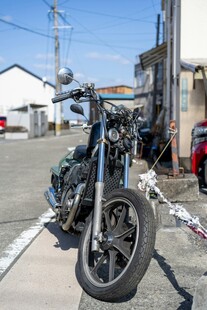 复古摩托车停在户外街道