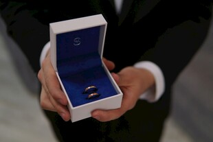 男士手持戒指盒准备求婚