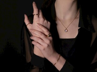 优雅手部配饰展示