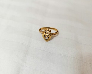 精致金色花纹戒指
