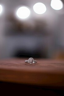 璀璨钻戒置于木面