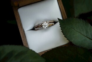 精致钻戒置于盒中