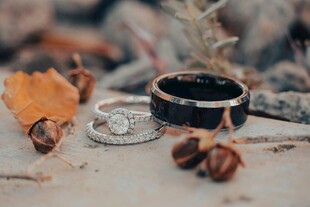 浪漫婚戒与秋日落叶元素
