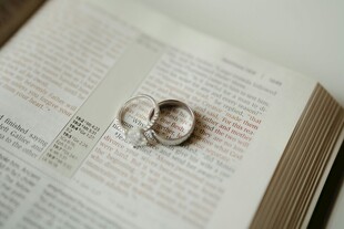 书页上的浪漫婚戒