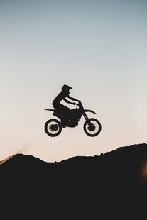 摩托骑手空中飞跃瞬间