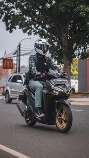 男子帅气骑行黑色摩托车