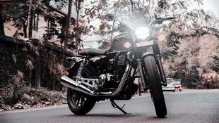 公路上的复古摩托车
