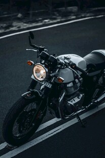 公路上的酷炫黑色摩托车