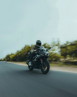 公路上骑行的摩托车骑士