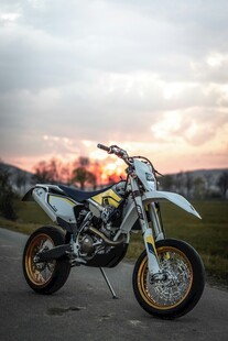 夕阳下的越野摩托车