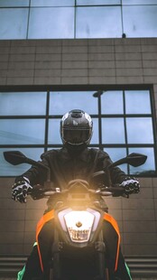 炫酷骑士与亮灯摩托车