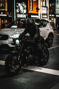 夜晚街头的摩托车骑行者