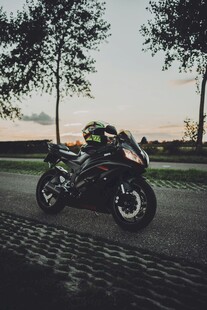 公路上的酷炫摩托车