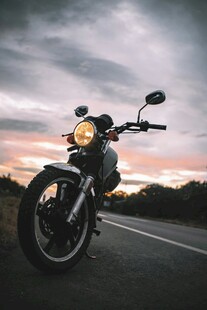 公路上的酷炫摩托车